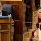 Albert Rivera pasa ante Mariano Rajoy en su escaño del Congreso.