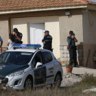 Agentes de la Policía Local y Policía Judicial de la Guardia Civil investigan lo sucedido. CARLOS BARBA