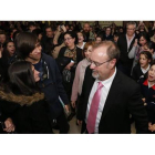 El consejero de Educación, Fernando Rey, respondió a una multitud que le esperaba en el Conservatorio de Santa Nonia