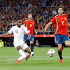 Sterling (i) dispara para hacer el 0-1 para Inglaterra ante España.