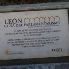 Una placa en la plaza de las Cortes Leonesas conmemora el reconocimiento por parte de la Unesco a León como Cuna del Parlamentarismo.