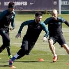 Neymar, Messi y Mascherano preparan la visita del Barcelona a Turín. ALBERTO ESTÉVEZ