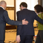 Roger Torrent (c) junto a Marta Rovira (d) y Raül Romeva (i) de ERC, al inicio de la reunión que han mantenido en su despacho. MARTA PÉREZ
