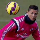 El delantero luso, Cristiano Ronaldo, durante un entrenamiento con el Real Madrid