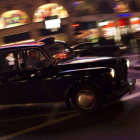 Un taxi circula por una calle de Londres.