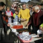 Tarsicio Carballo, en el centro, ayer junto a simpatizantes del PRB y vecinos de Valdefrancos