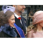 La reina Sofía, acompañada por los Príncipes de Asturias, a su llegada a la Abadía de Westminster.