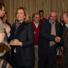 Fátima Báñez y Javier Arenas saludan al público a su llegada al mitin de Astorga.