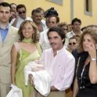 Aznar y Botella posan con su nueva ahijada, Ainara del Rosario Santana