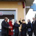 Momento en el que Álvaro Huerga descubre la placa de la calle que lleva su nombre. MARCIANO