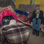 Una anciana con un bebé en un refugio de Kiev.  VASILIY ZHLOBSKY