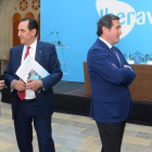 Santiago Aparicio conversa con José Rolando Álvarez y el presidente de Cepyme, Antonio Garamendi, con Mario Buisán. RICARDO ORDÓÑEZ