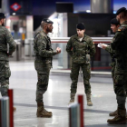 Militares del Ejército de Tierra, ayer en la estación de tren de Nuevos Ministerios, Madrid. MARISCAL