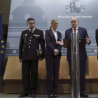 El ministro del Interior, Jorge Fernández Díaz (2d), junto a la delegada del Gobierno en Madrid, Cristina Cifuentes (2i), durante la rueda de prensa que ha ofrecido hoy para informar de los detalles de la operación policial "Candy" en la que ha sido deten