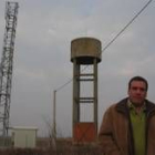 Manuel Vega junto a la antena, muy próxima al depósito de agua