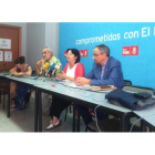 En el centro, Antonio Vega, Ángela Marqués y Olegario Ramón, ayer en la sede del PSOE
