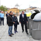 El alcalde de León, Antonio Silván, prueba uno de los nuevos contenedores.