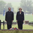 Hollande y Merkel visitan el cementerio militar alemán de Consenvoye. JEAN-CHRISTOPHE VERHAEGEN
