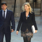 El presidente de la Generalitat, Puigdemont, y la consejera de Presidencia, Munté. TONI ALBIR