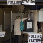 Una mujer ejerce su derecho al voto en Croydon.
