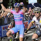 El italiano Alessandro Petacchi celebra su victoria al cruzar la línea de llegada.