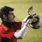 Iker Casillas bloca el balón en el entrenamiento.