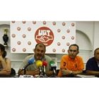 El secretario regional de FIA UGT, Manuel López (centro), junto al presidente del Comité de Empresa.