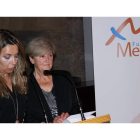 La directora del Palacio del Conde Luna, Gemma Rodríguez, junto a la pintora Ángela Merayo.