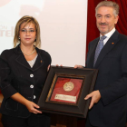 Martínez-Burgos recoge el galardón de manos de la decana de Economía, Nuria González.