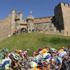 El pelotón pasa por delante del Castillo durante la etapa con final en Ponferrada del 2008.