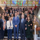 Mercedes García y Jesús Gutiérrez, con el alcalde y otros asistentes en el Ayuntamiento. DL