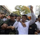 El líder opositor Leopoldo López, en el centro, en una manifestación en Caracas en febrero del 2014.