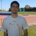 Daniel Pérez posa en la pista del estadio de Monzón donde lograba colgarse tres medallas.