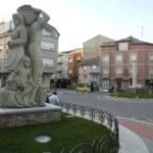 Imagen la estatua dedicada a los vendimiadores en pleno centro de Cacabelos