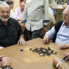 Los empresarios Carlos Slim (izquierda) y Olegario Vázquez, este martes, jugando al dominó en un bar de Avión (Ourense).