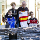 Eva y Enrique y los dos hijos de ésta, también deportistas, con algunos de los maillots que han vestido como ciclistas. FERNANDO OTERO PERANDONES