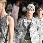 Los modelos presentan la nueva creación de primavera verano de 2019 del diseñador británico Kim Jones. JULIEN DE ROSA