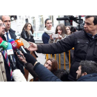 El siempre mediático Fermín Guerrero, acompañado por su procurador, atendió a los medios al salir de la vista.  RAQUEL P. VIECO