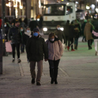 Movimiento de gente en las calles al atardecer. F. Otero Perandones.