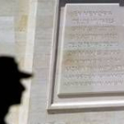 Un soldado turco prepara el monumento en memoria de los militares muertos en el accidente del Yak-42