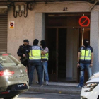 Agentes de la Policía Nacional montan guardia en la puerta del domicilio de uno de los presuntos yihadistas detenidos este miércoles en Canovelles (Barcelona).