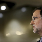 El presidente del Gobierno en funciones, Mariano Rajoy, durante la rueda de prensa que ha ofrecido esta tarde en el Palacio de la Moncloa de Madrid, tras la reunión que ha mantenido con el Rey.