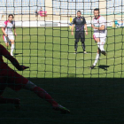 Raúl Torres inauguró el marcador para la Cultural al transformar un penalti en los primeros minutos de la segunda parte del encuentro. El tanto rompió el choque a favor de los de casa.
