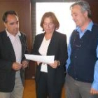 De izquierda a derecha, Perandones, Téllez y Panero revisando documentación ayer en Astorga