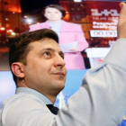 El actor y candidato a la presidencia de Ucrania Volodymyr Zelenskiy saluda a sus seguidores, el 31 de marzo del 2019 en Kiev, tras conocer los resultados de la primera vuelta de las elecciones.