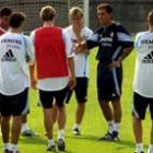 El técnico del Real Madrod conversa con sus jugadores en una de las sesiones de entrenamiento