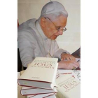 Fotografía de Benedicto XVI con ejemplares de su libro