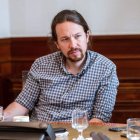 Iglesias durante la reunión de la mesa política confederal para las negociaciones de Gobierno. R. J.