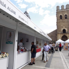 La Feria del Libro se celebra en la plaza Mayor, desde mañana y hasta el domingo. RAMIRO