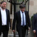 Oriol Junqueras, el president Carles Puigdemont y Jordi Turull se dirigen a la reunión del Govern, esta mañana.